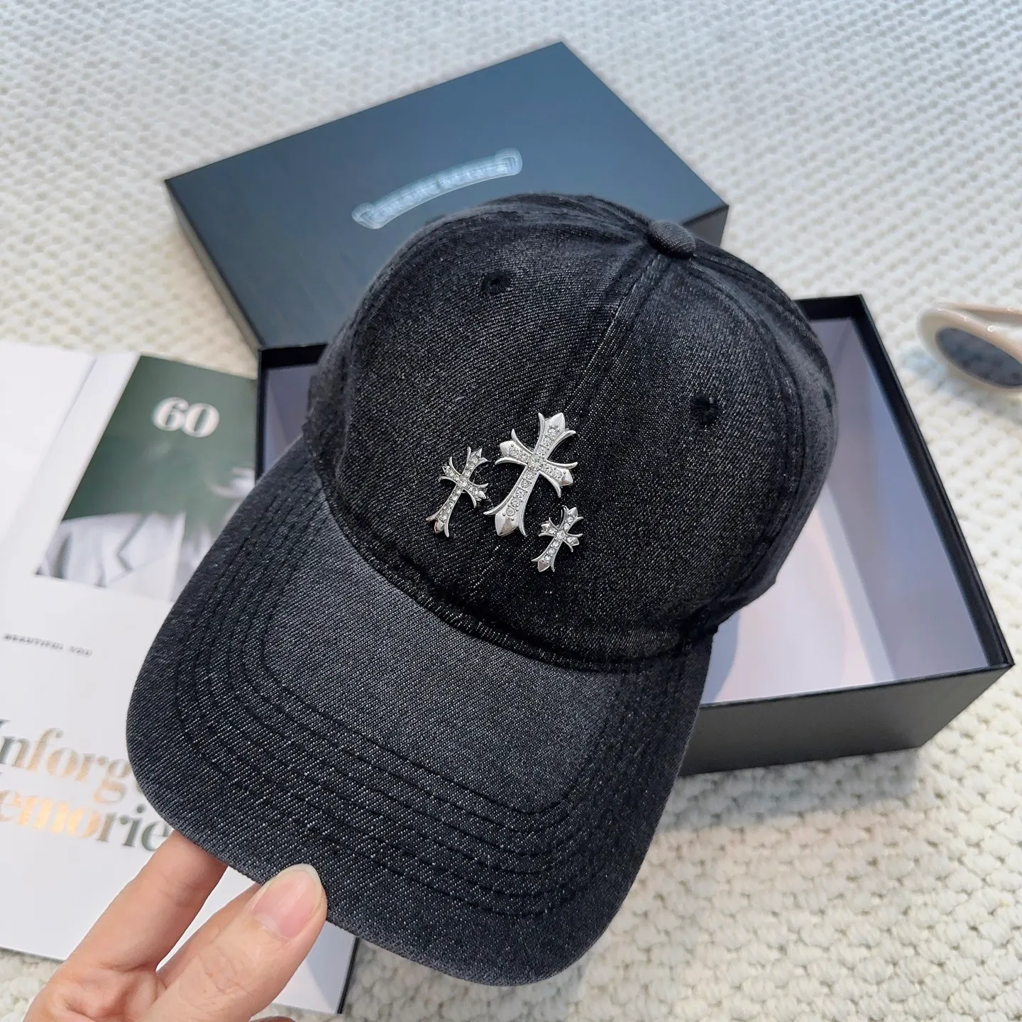 P60 Crow Heart 🆕🆕25 new washed denim baseball cap, personalized fashion classic cross logo, casual with a cool feeling, unisex style, same style for men and women! Very easy to match! Head circumference: 56-58cm is available